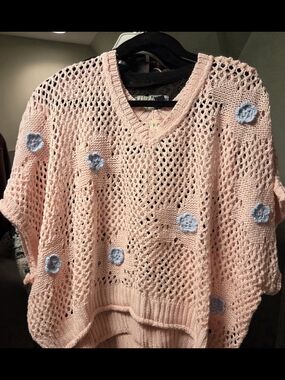 POL Women's Pink Open-Weave V-Neck Sweater with Light Blue Floral Details